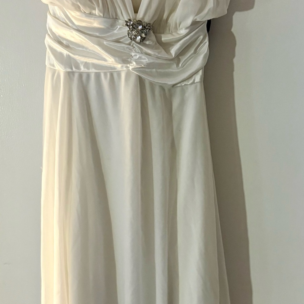 Elegant White Wedding Dress with Jewel Accent